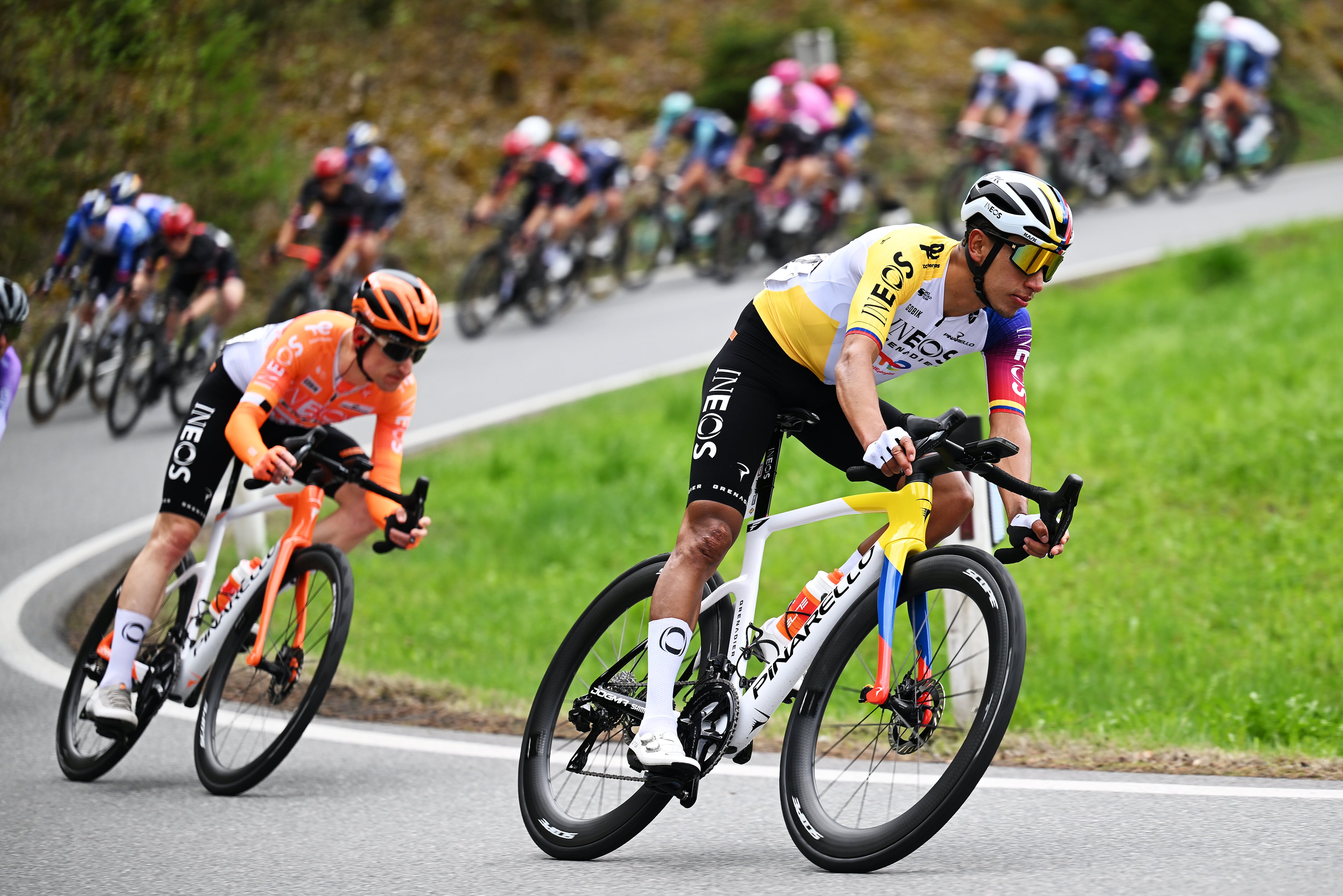 Egan Bernal toma una curva durante una etapa del Tour de los Alpes 2026