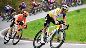 Egan Bernal toma una curva durante una etapa del Tour de los Alpes 2026