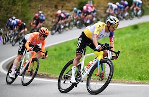 Egan Bernal toma una curva durante una etapa del Tour de los Alpes 2026