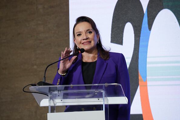 La presidenta Xiomara Castro justificó la decisión de establecer relaciones con China  “como muestra de mi determinación para cumplir el Plan de Gobierno y expandir las fronteras con libertad en el concierto de las naciones del mundo”. (Photo by Inti Ocon/Getty Images)