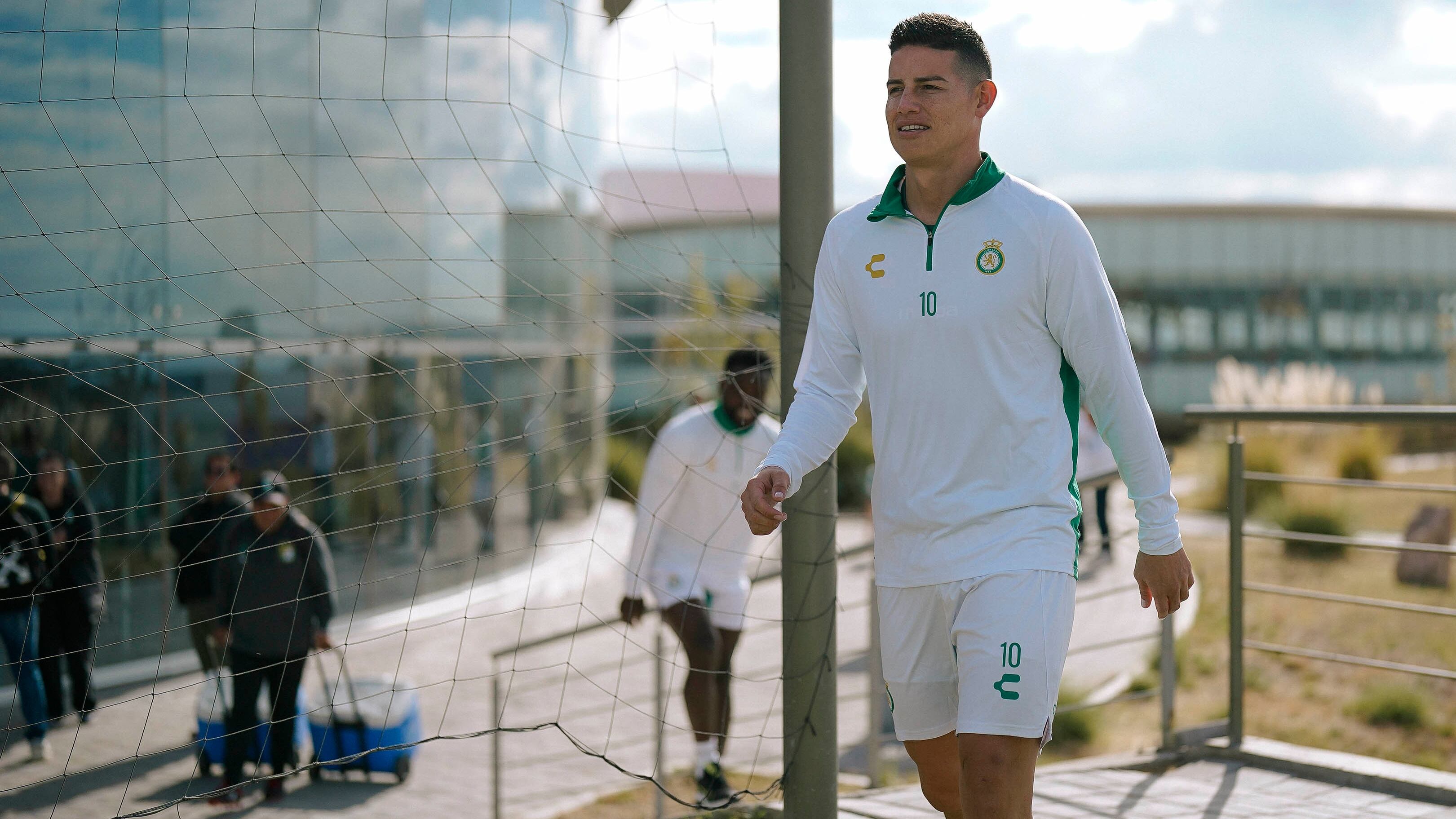 James Rodríguez llegando a la sede del Club León.