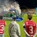 Jugadores de Fortaleza en la premiación de Patriotas como campeón de la B. Ambos regresarán a la A