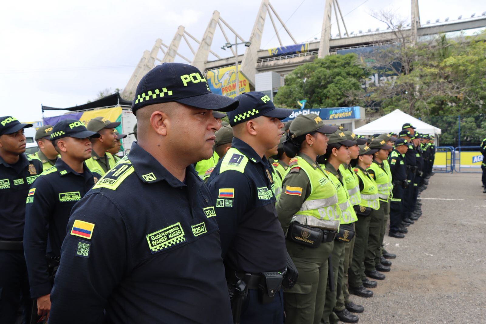Policías encargados de la seguridad en el estadio Metropolitano de Barranquilla.