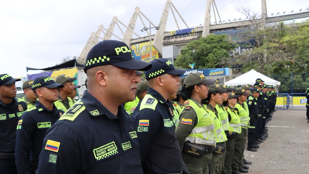 Policías encargados de la seguridad en el estadio Metropolitano de Barranquilla.