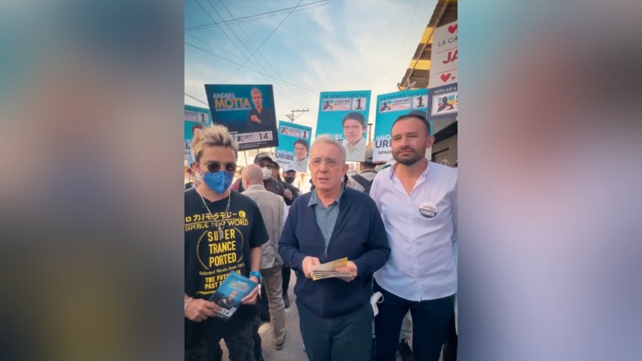 El expresidente Uribe visitó Soacha para hacer campaña política y dio un discurso sobre los falsos positivos