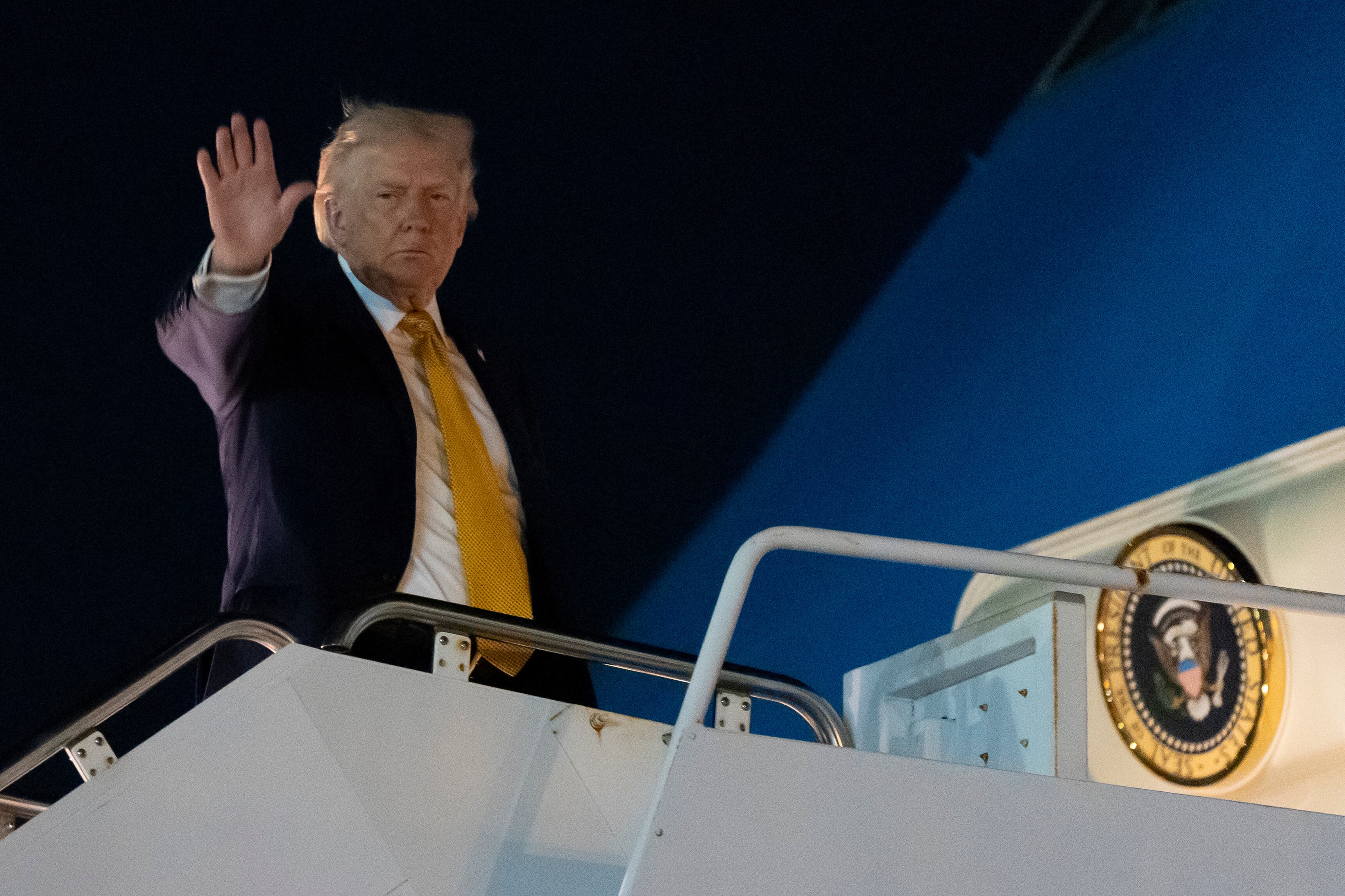 El presidente Donald Trump despega a bordo del Air Force One desde el Aeropuerto Internacional de Palm Beach.