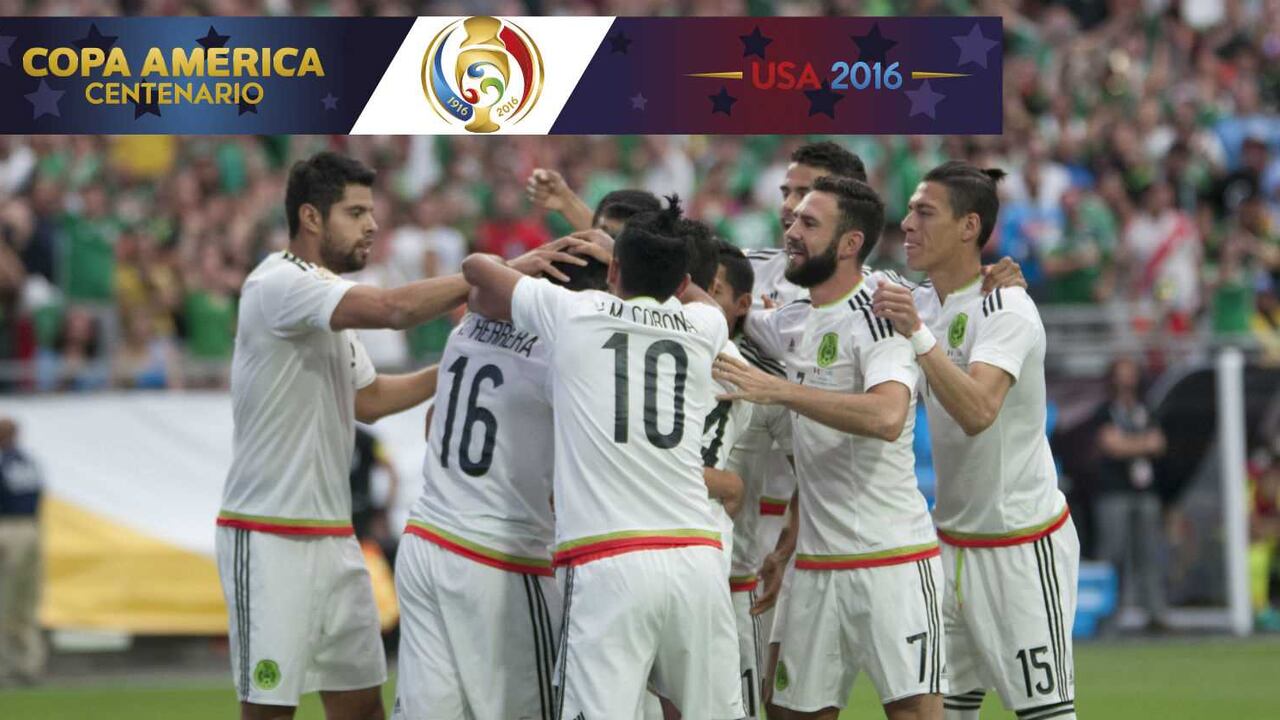 Los jugadores mexicanos celebran uno de los goles ante los uruguayos.