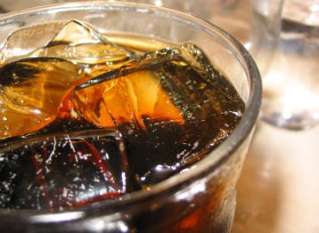 Las bebidas gaseosas también están entre las más dañinas para el estomago.