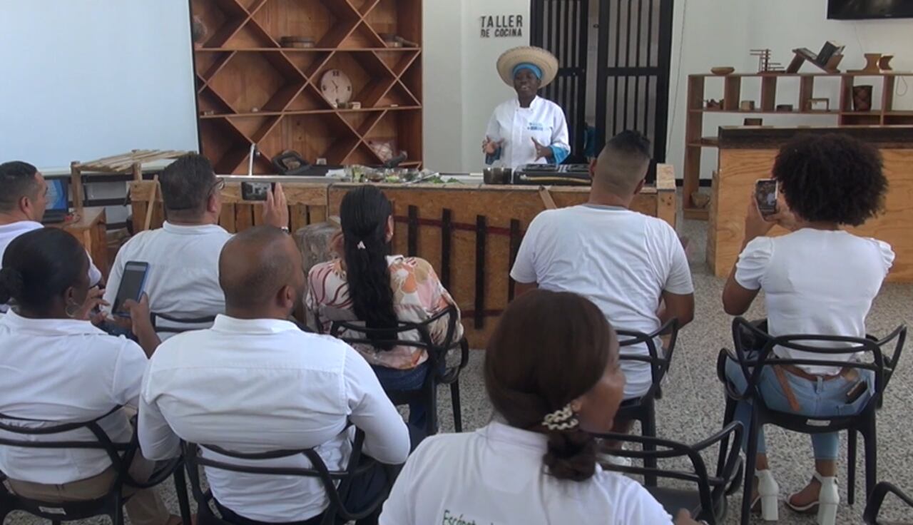 En la estación ‘Sazón’, maestros de cocina hacen la preparación de un plato en vivo.