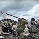 En esta foto del folleto tomada de un video y publicada por el Servicio de Prensa del Ministerio de Defensa de Rusia el miércoles 22 de marzo de 2023, un obús del ejército ruso dispara contra las tropas ucranianas en un lugar no revelado.