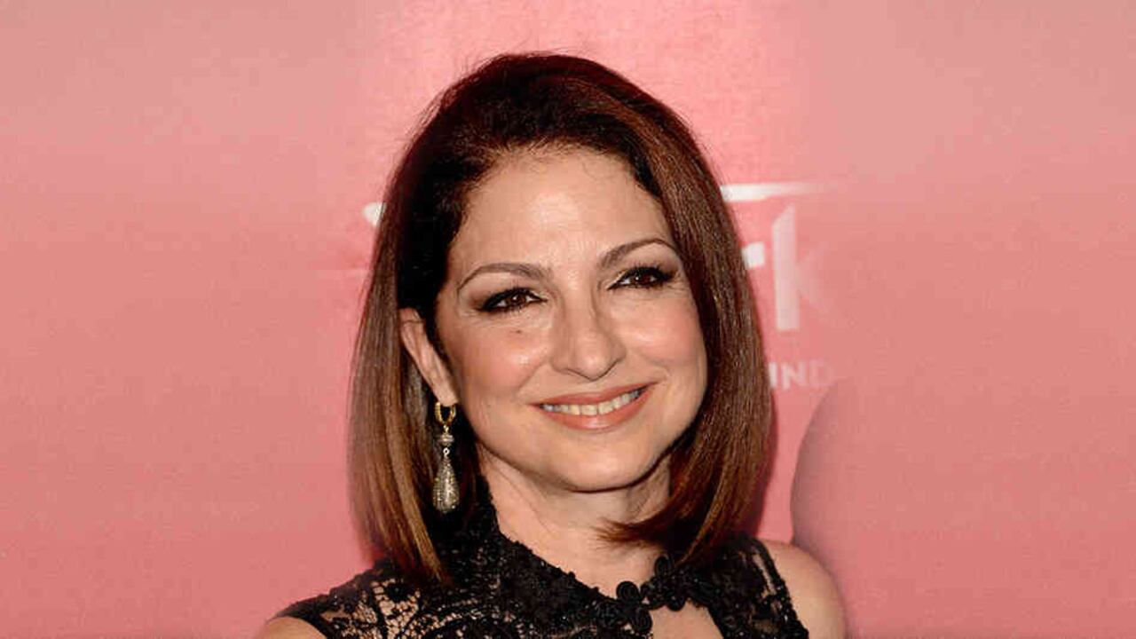 Gloría Estefan: Entre timbales, luchas políticas y una voz poderosa que canta al son de los ritmos de su tierra, Cuba, Gloria Estefan se ha consagrado en Estados Unidos como una de las artistas latinas más importantes del momento. Con siete premios Grammy y 60 años, Gloria alza su voz activamente en la música y en la política.