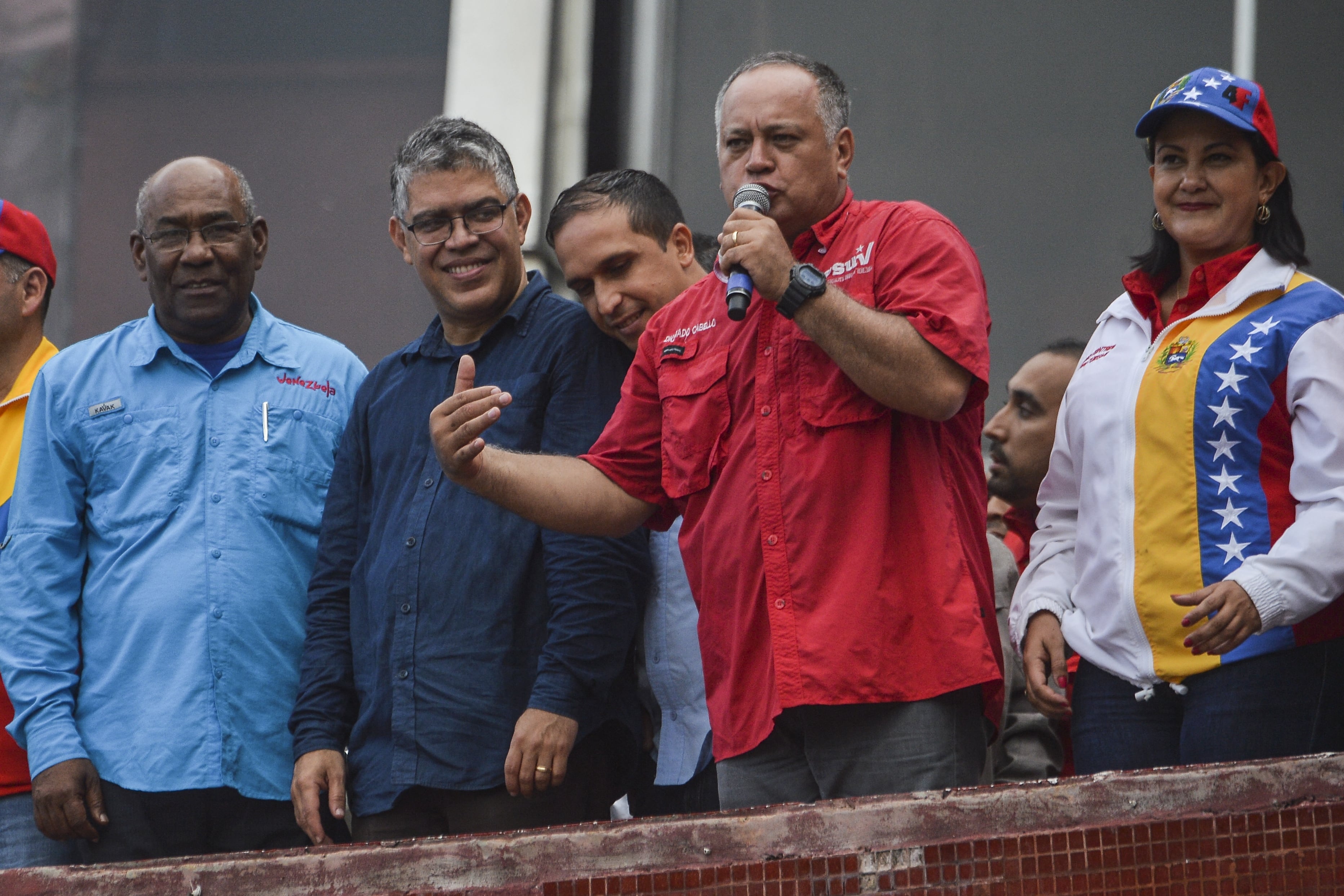 Diosdado Cabello (segundo desde la derecha), acompañado por su esposa Marleny Contreras