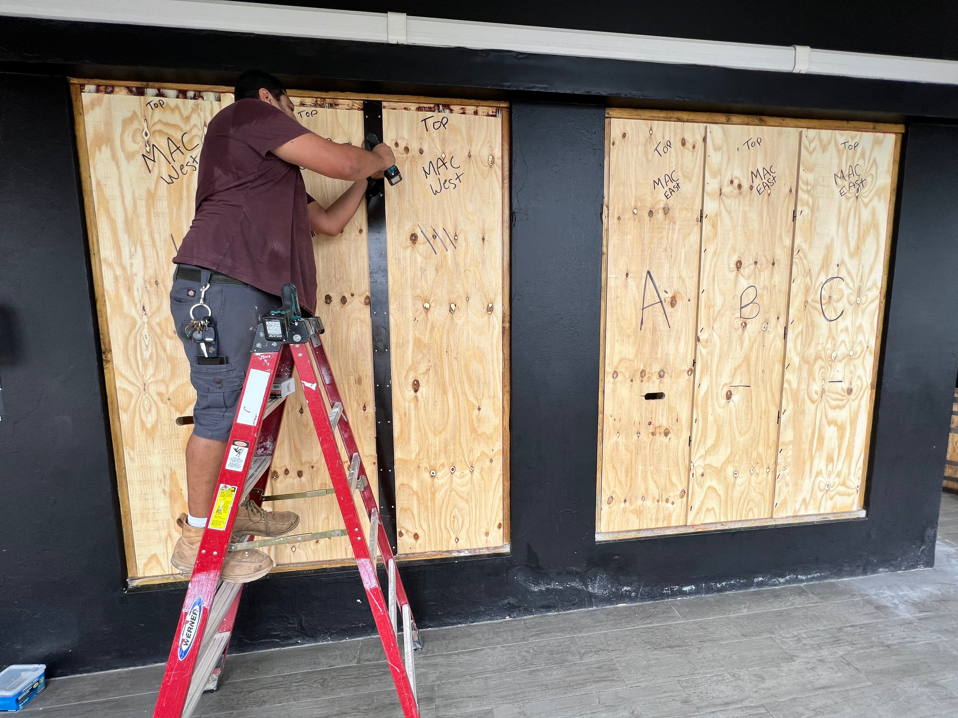 Un hombre aborda una tienda en Hamilton el 22 de septiembre de 2022. - El huracán Fiona se abalanzó hacia las Bermudas como una poderosa tormenta de categoría 4 el miércoles mientras Puerto Rico luchaba por restaurar la energía y el agua después de recibir un golpe devastador. (Foto de S bastien VUAGNAT / AFP)