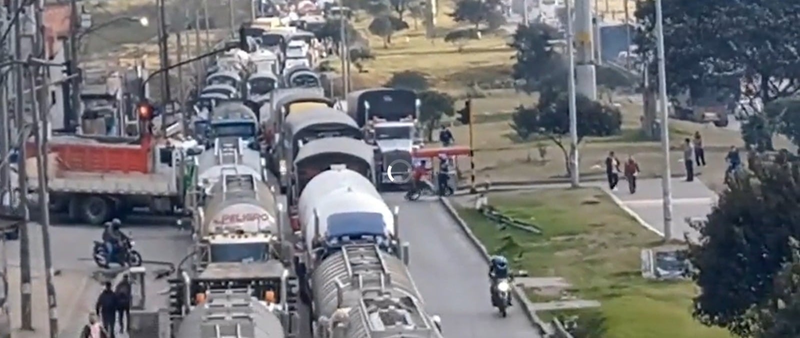 Denuncian represamiento de vehículos por cierres en la vía al Llano.