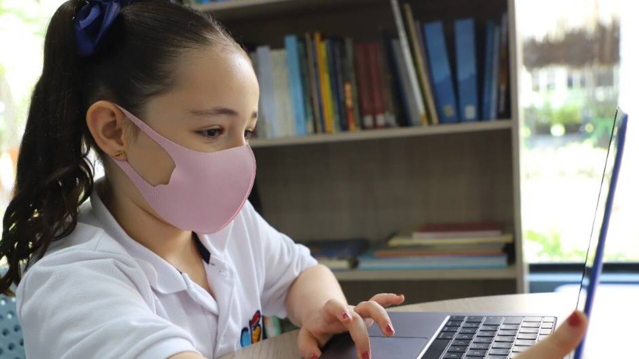 La educación virtual necesariamente debe estar acompañada de procesos transversales como acompañamiento psicoemocional y soporte tecnológico.