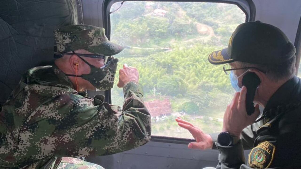 Ejército y Policía sobrevolando lugar donde ocurrió masacre en Buga