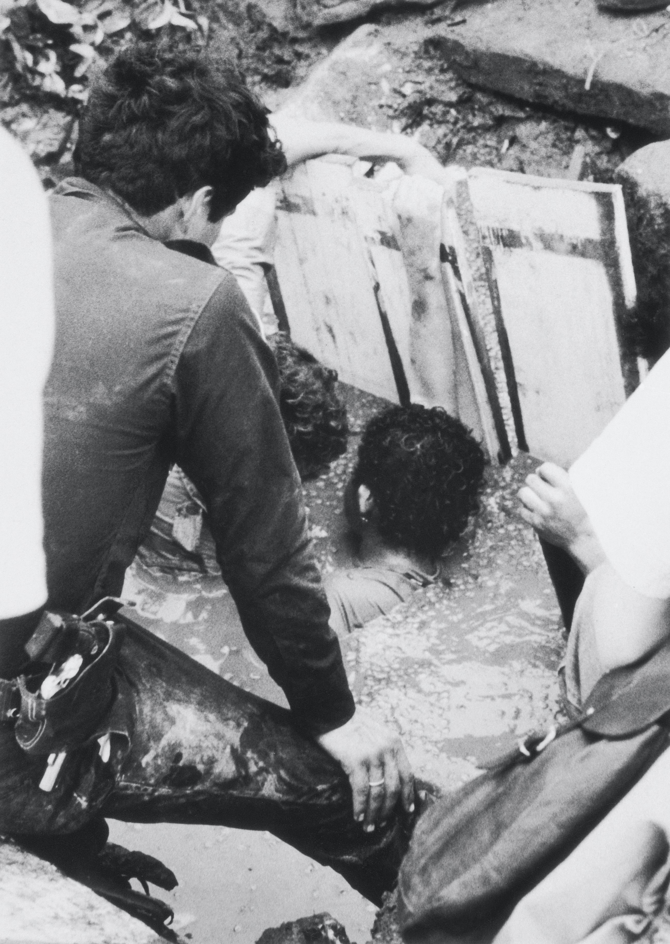 Omaira Sánchez y socorristas, en Armero el 14 de noviembre de 1985
FOTO CARLOS LINARES PINZON - SEMANA