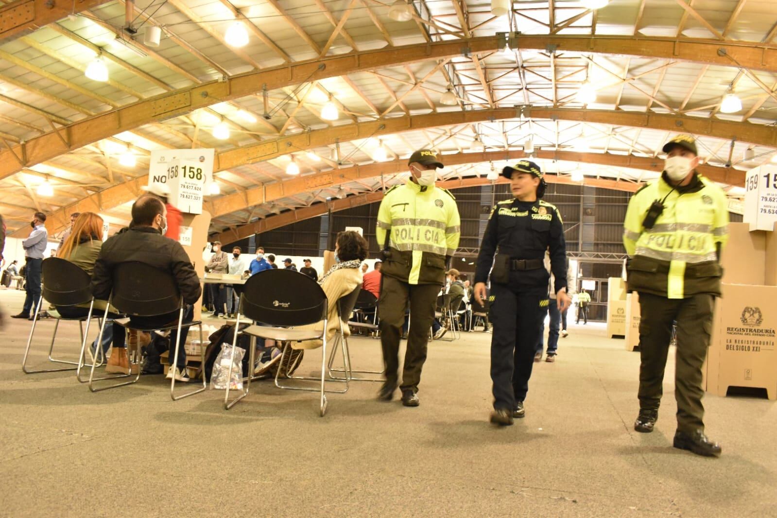 Votación, voto, elecciones, gente votando, urnas, puesto de votación, mesa en Bogotá, Corferias Policia