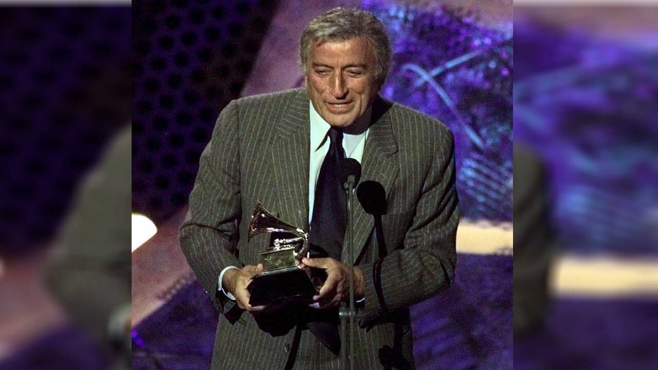 El cantante, Tony Bennett, da su discurso de aceptación después de recibir un Premio Grammy.