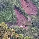 Derrumbe en la vía Risaralda-Chocó dejó varios vehículos sepultados