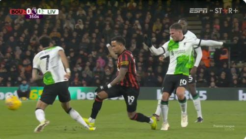 Luis Díaz recibió fuerte patada