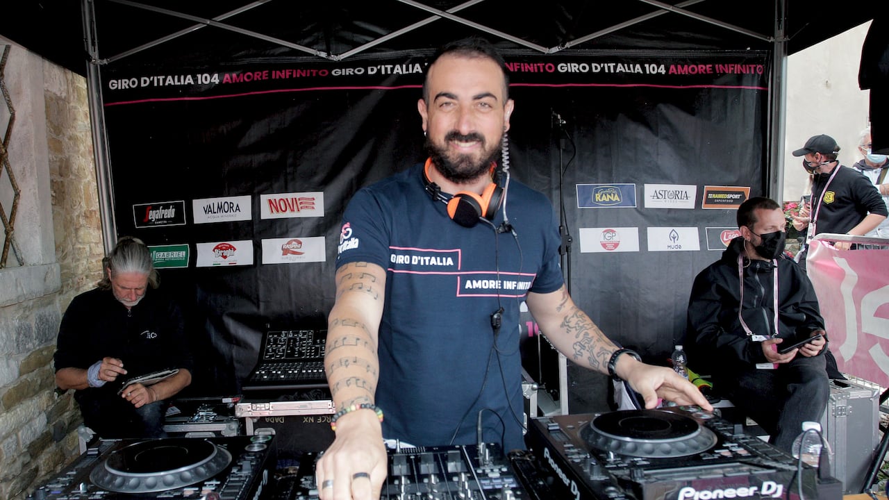 El DJ del giro Max Nocoletti en la salida de Grado etapa 15.