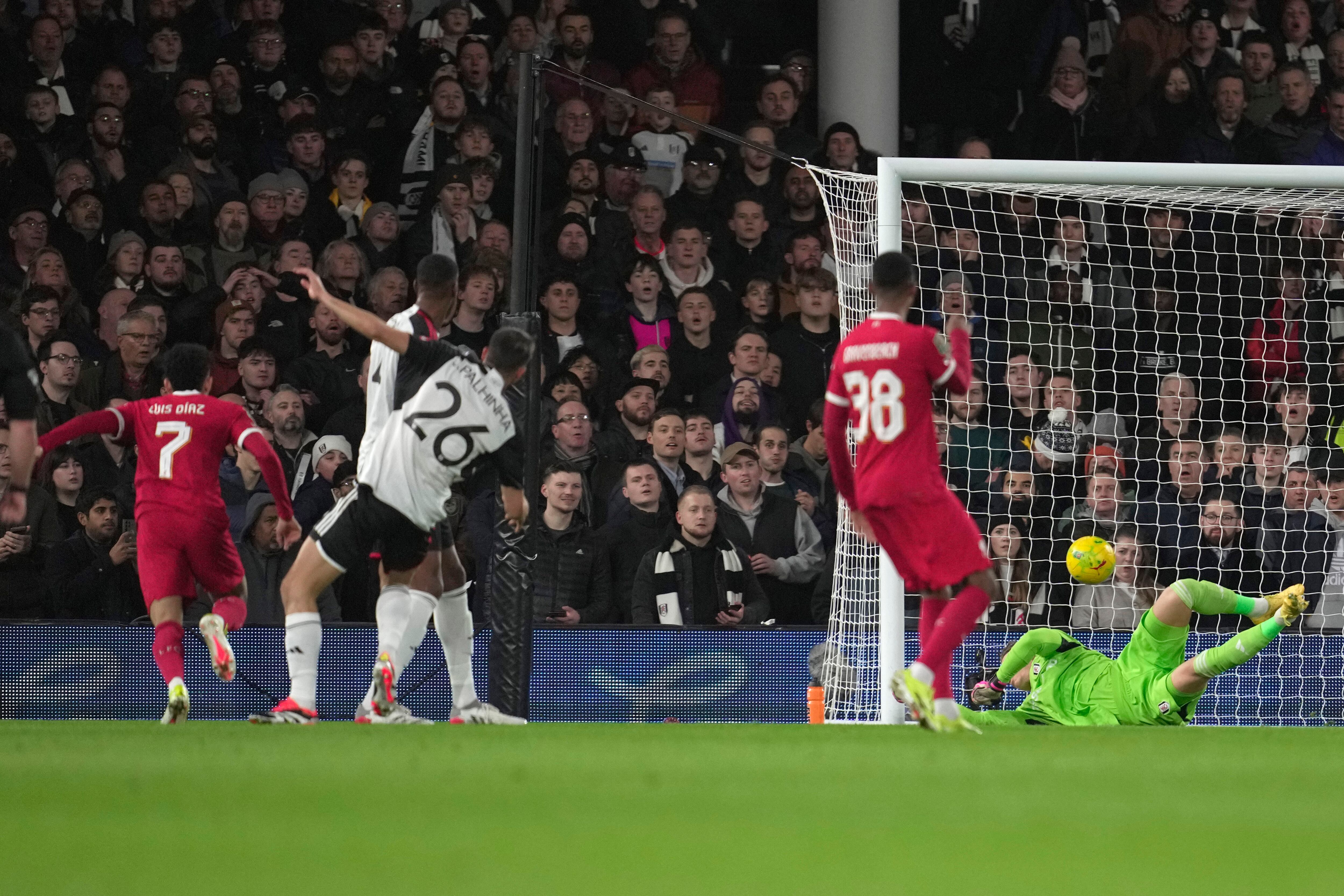 Luis Díaz del Liverpool, izquierda, anota contra Fulham durante el partido de vuelta de la semifinal de la Copa de la Liga inglesa entre Fulham y Liverpool, en el estadio Craven Cottage en Londres, Inglaterra, el miércoles 24 de enero de 2024. (Foto AP/Kin Cheung)