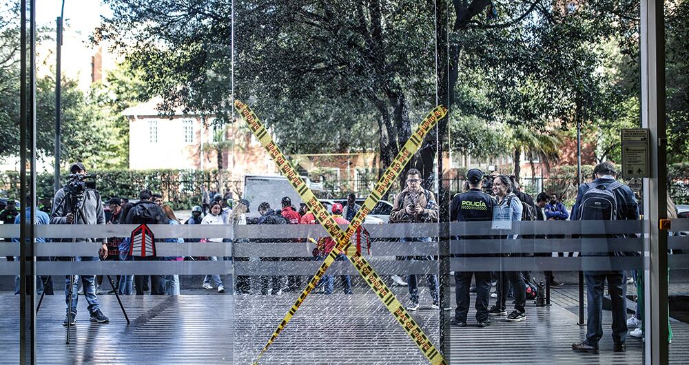 Hubo destrozos, resultando quebrados algunos vidrios de las instalaciones de este medio de comunicación.