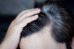 Sumérjase en el mundo de la aromaterapia capilar y descubra el potencial de la canela contra las canas.