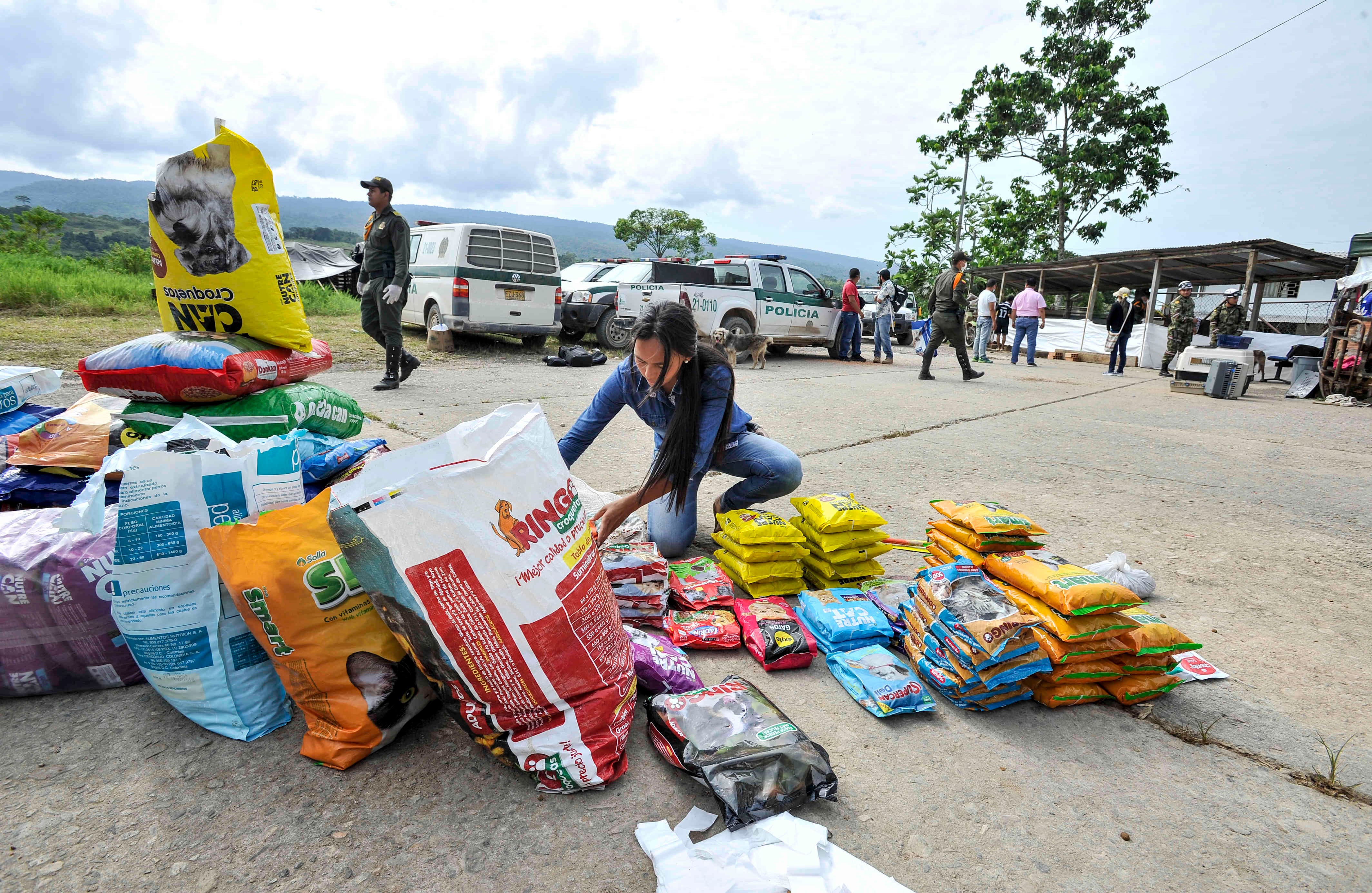 Una mujer organiza la comida para mascotas el miércoles 5 de abril de 2017, en un refugio provisional en Mocoa, Putumayo, luego de que una avalancha de lodo y piedra —la noche del 31 de marzo— provocada por el desbordamiento de los ríos Mocoa, Mulato y Sangoyaco, matara a por lo menos 301 personas y dejara un número indeterminado de desaparecidos. Foto: Carlos Julio Martínez / Enviado Especial de SEMANA