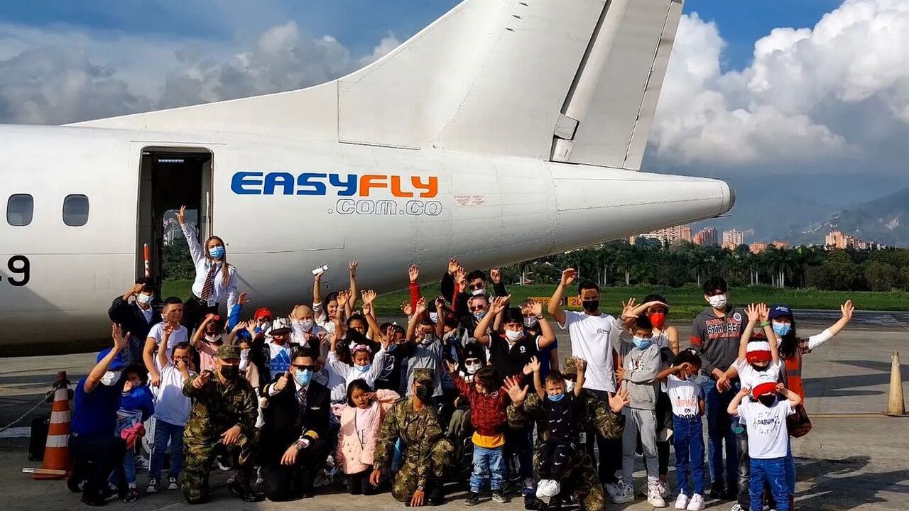 Algunos con nervios y otros con los sentimientos encontrados fueron subiendo al avión mientras iban explorando las ventanillas o simplemente escuchando y siguiendo el paso a paso de las azafatas.
