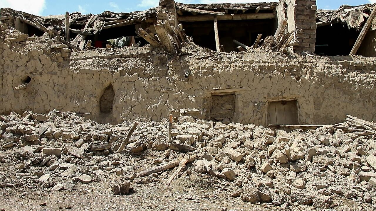 Las casas dañadas se muestran después de un terremoto en el distrito de Gayan, provincia de Paktika, Afganistán. e