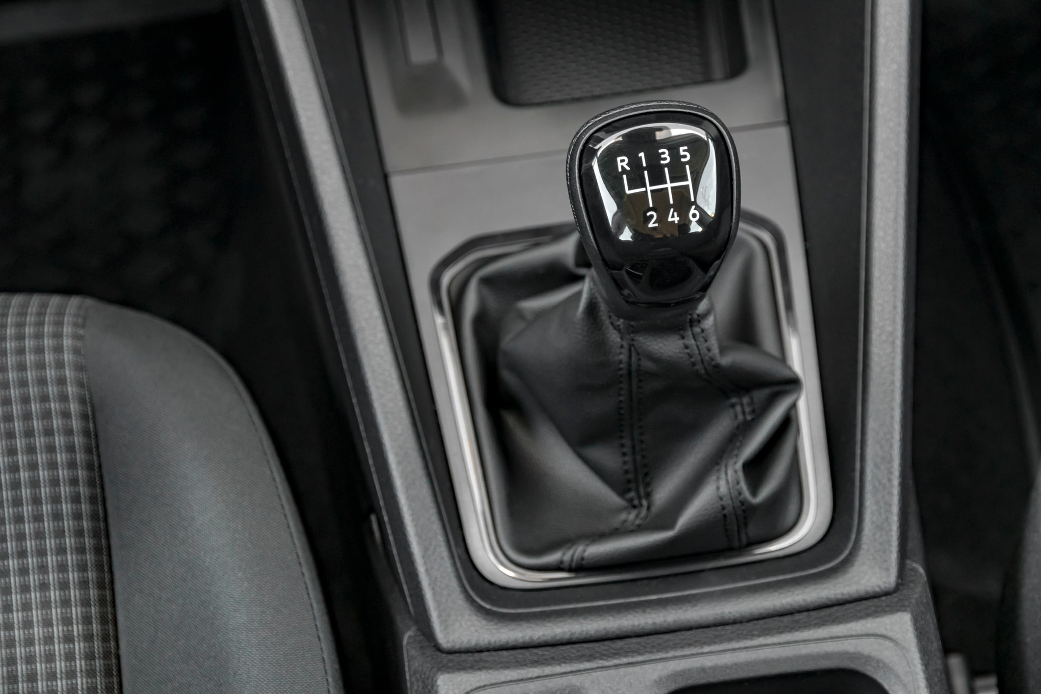 Palanca de cambios en donde la reversa se aplica hacia adelante.