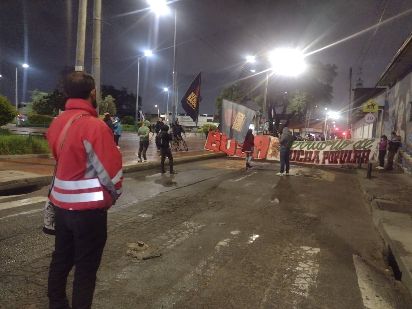 Los bloqueos se presentan en diferentes puntos de la ciudad.