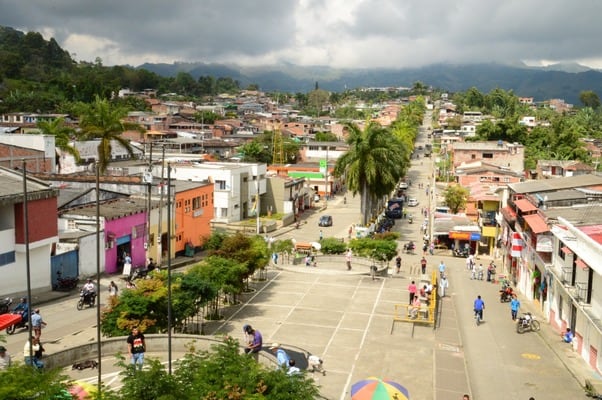 Por su presunta responsabilidad en la contratación irregular durante un proyecto de mejoramiento de 99 viviendas para las familias más vulnerables de la localidad.