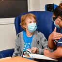 La enfermera May Parsons (R) prepara a Margaret Keenan (L), de 90 años, para ser la primera persona en recibir la vacuna Pfizer / BioNtech Covid-19 en el Hospital Universitario de Coventry, en el centro de Inglaterra, el 8 de diciembre de 2020, cuando Gran Bretaña inicia su mayor evento. programa de inmunización. - Gran Bretaña el 8 de diciembre aclamó un punto de inflexión en la lucha contra la pandemia de coronavirus, ya que comienza el programa de vacunación más grande en la historia del país con un nuevo pinchazo de Covid-19. (Foto de Jacob King / POOL / AFP)