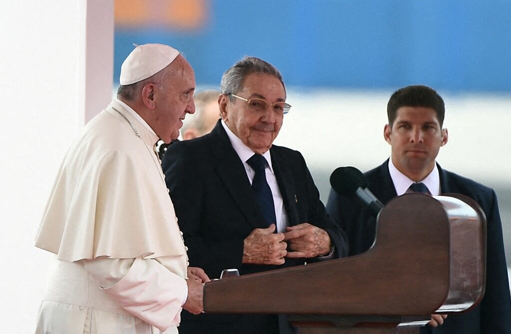 El papa Francisco (izq.) junto al presidente cubano Raúl Castro (centro) y su guardaespaldas y nieto Raúl Guillermo Rodríguez Castro en el Aeropuerto Internacional José Martí de La Habana el 19 de septiembre de 2015