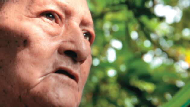 Sixto solía cazar para vivir, que era la forma de subsistencia de su tribu, pero ahora está muy débil para hacerlo.  