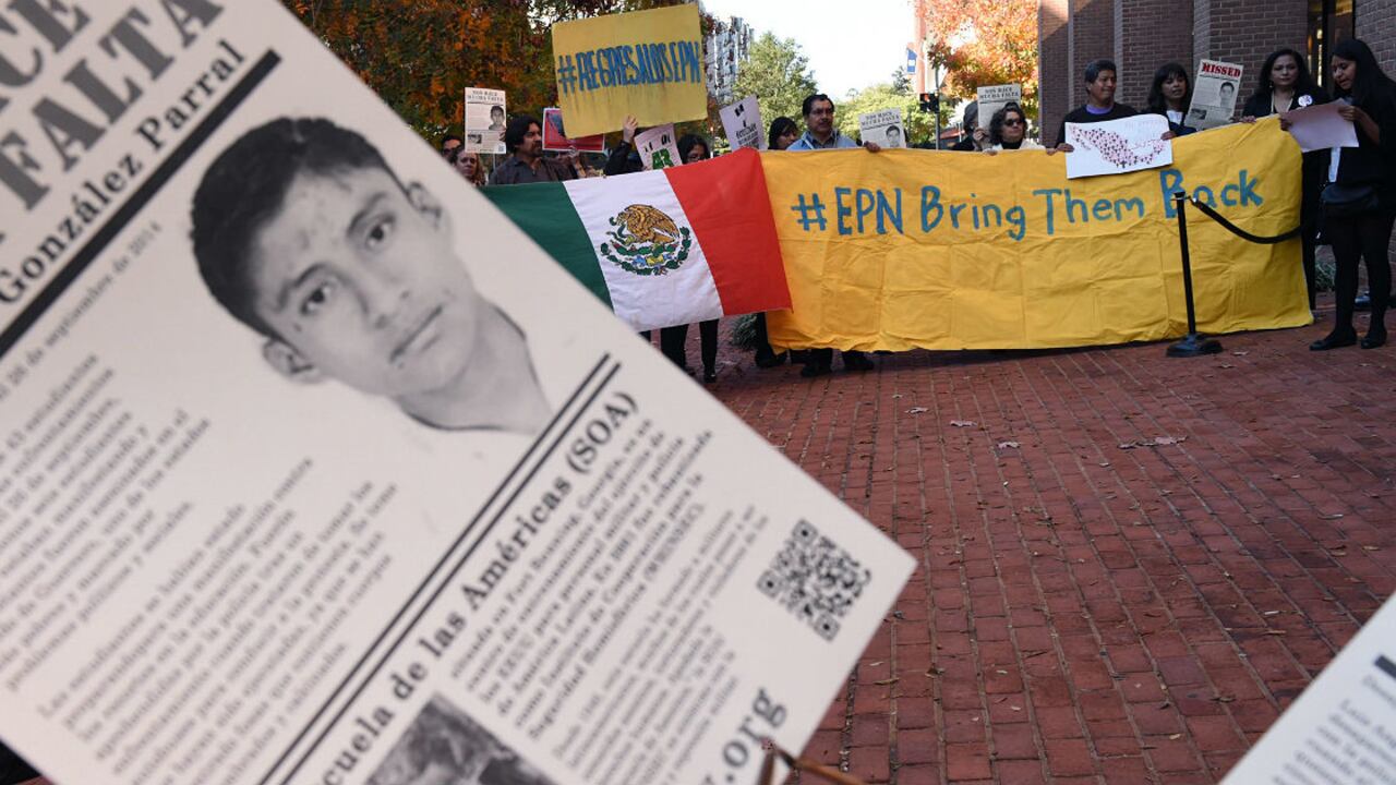 Un grupo de manifestantes abuchea a la delegación del Gobierno de México que acudió a la Comisión Interamericana de Derechos Humanos (CIDH) para explicar su Programa Nacional de Derechos Humanos.