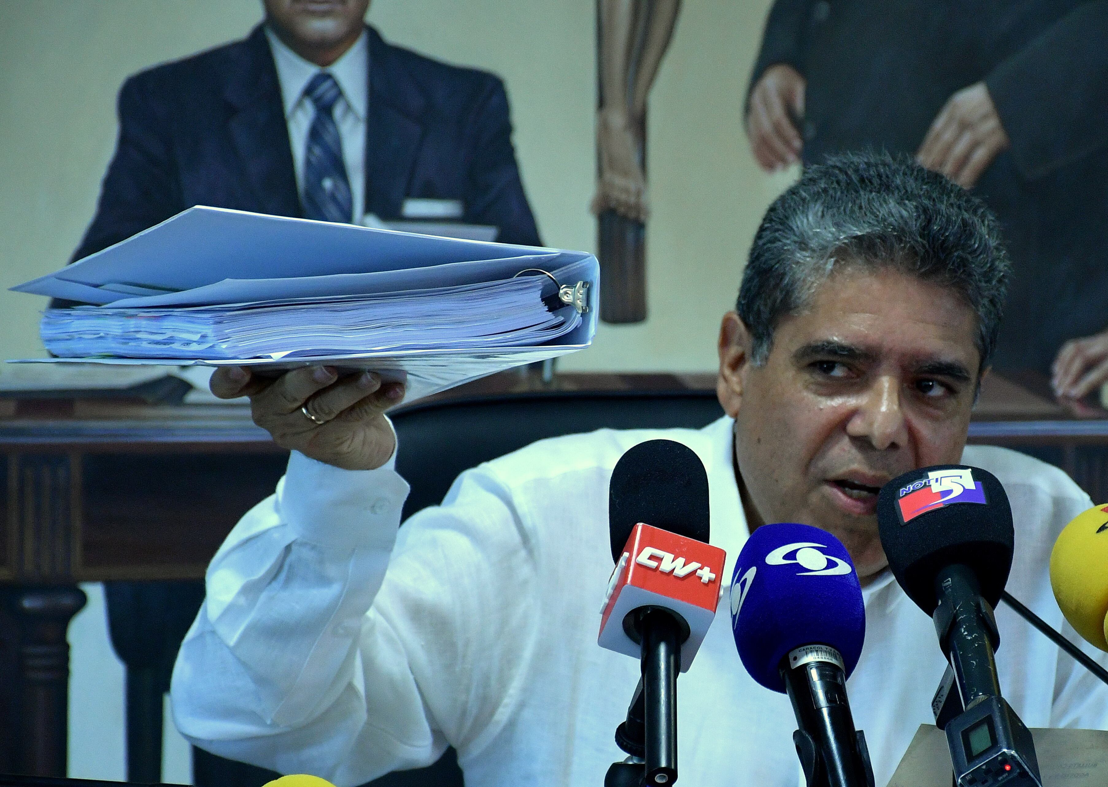 La Contraloría General de la República (CGR) reveló que ya tiene la lupa puesta sobre el proceso del alumbrado público de Cali, que fue recientemente firmado a dos oferentes por más de $ 93.000 millones, en un proceso de contratación que estuvo lleno de cuestionamientos en la ciudad por supuesto amaño para favorecer a unos proponentes específicos.  Fotos Raúl Palacios. El Pais.