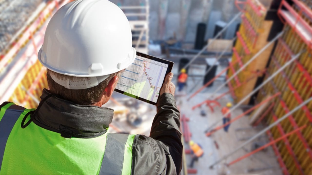 Durante el segundo trimestre de 2023, la producción de obras civiles a precios constantes registró una disminución de 17,9 %, frente al mismo trimestre de 2022.