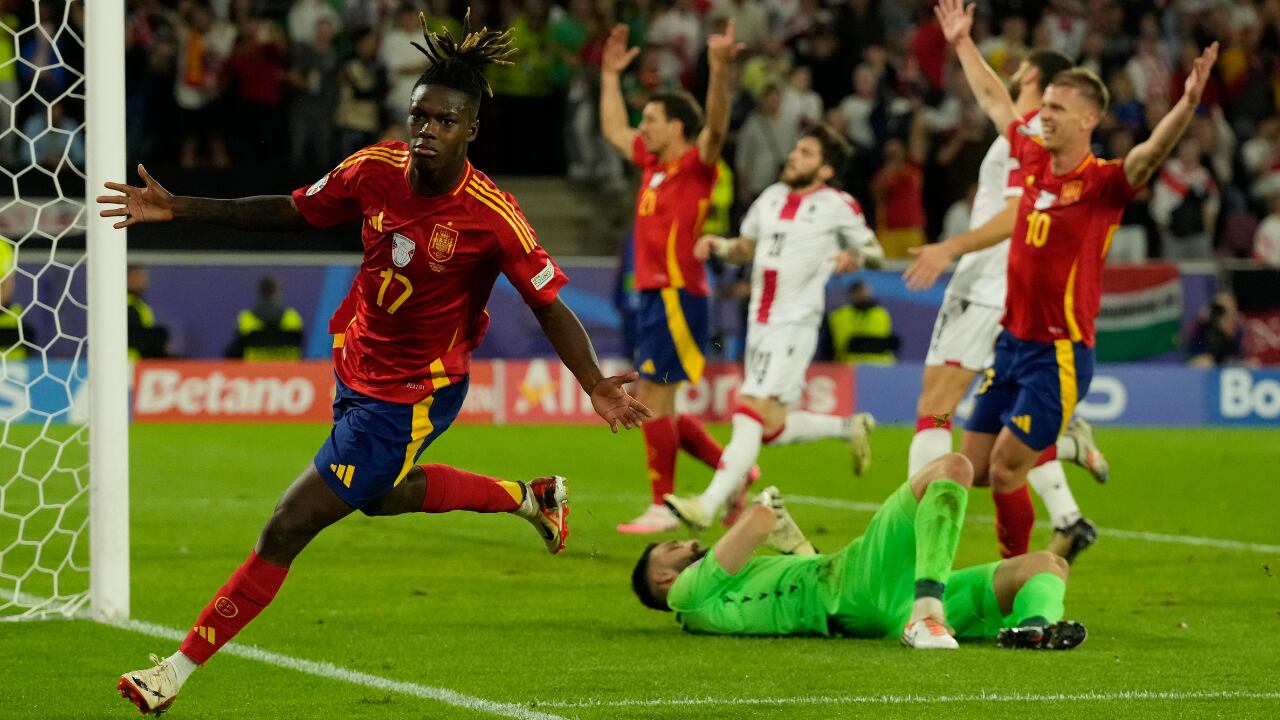 El español Nico Williams celebra tras marcar el tercer gol de su equipo ante Georgia durante un partido de octavos de final de la Eurocopa 2024 de fútbol en Colonia.