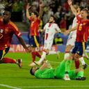 El español Nico Williams celebra tras marcar el tercer gol de su equipo ante Georgia durante un partido de octavos de final de la Eurocopa 2024 de fútbol en Colonia.
