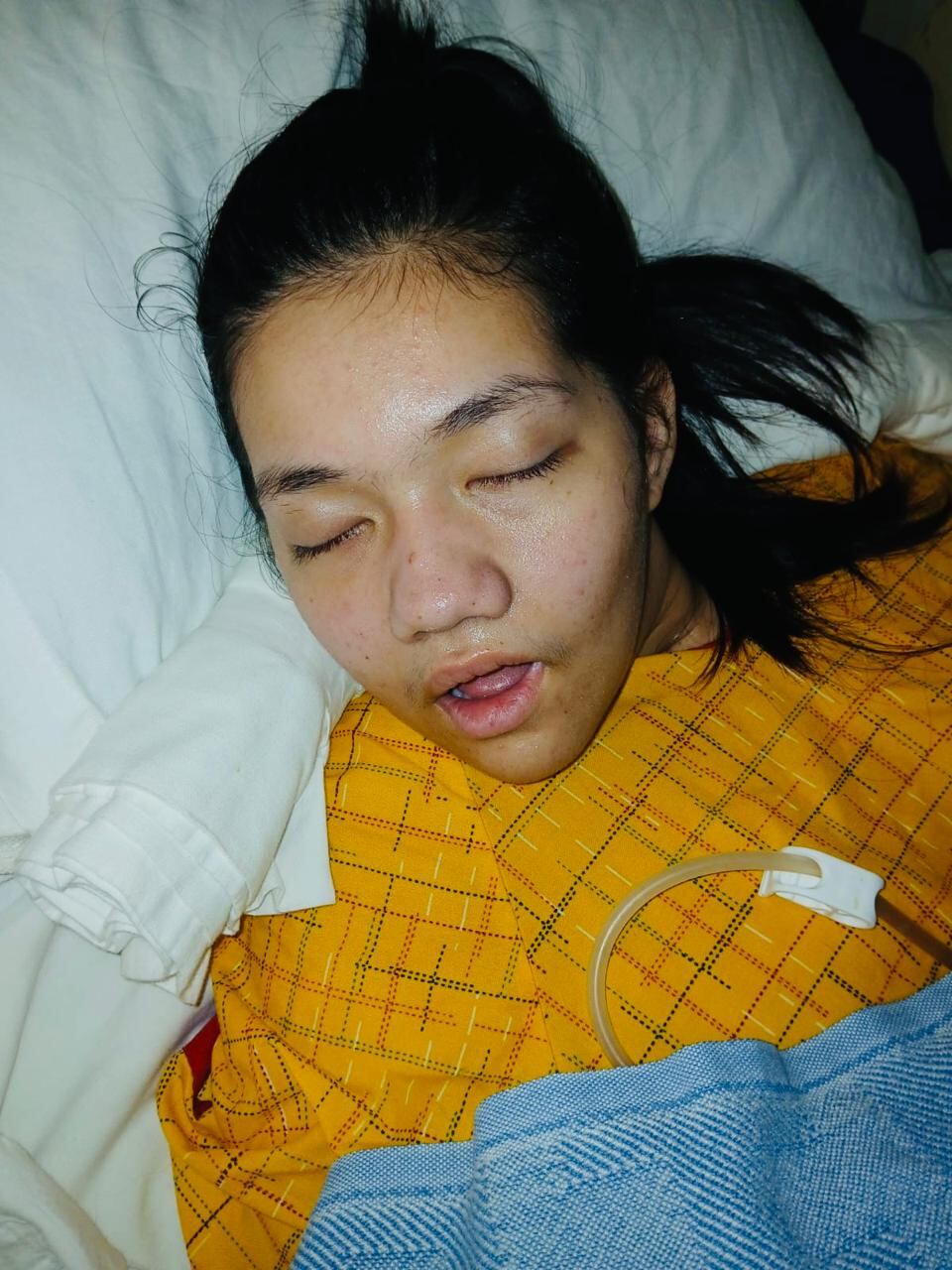 La joven se encuentran en un hogar geriátrico, donde no recibe la atención necesaria.