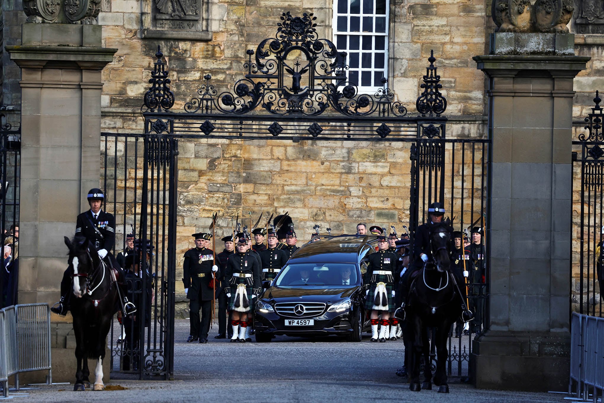 En imágenes : Los hijos de la reina Isabel escoltan el ataúd por Edimburgo
