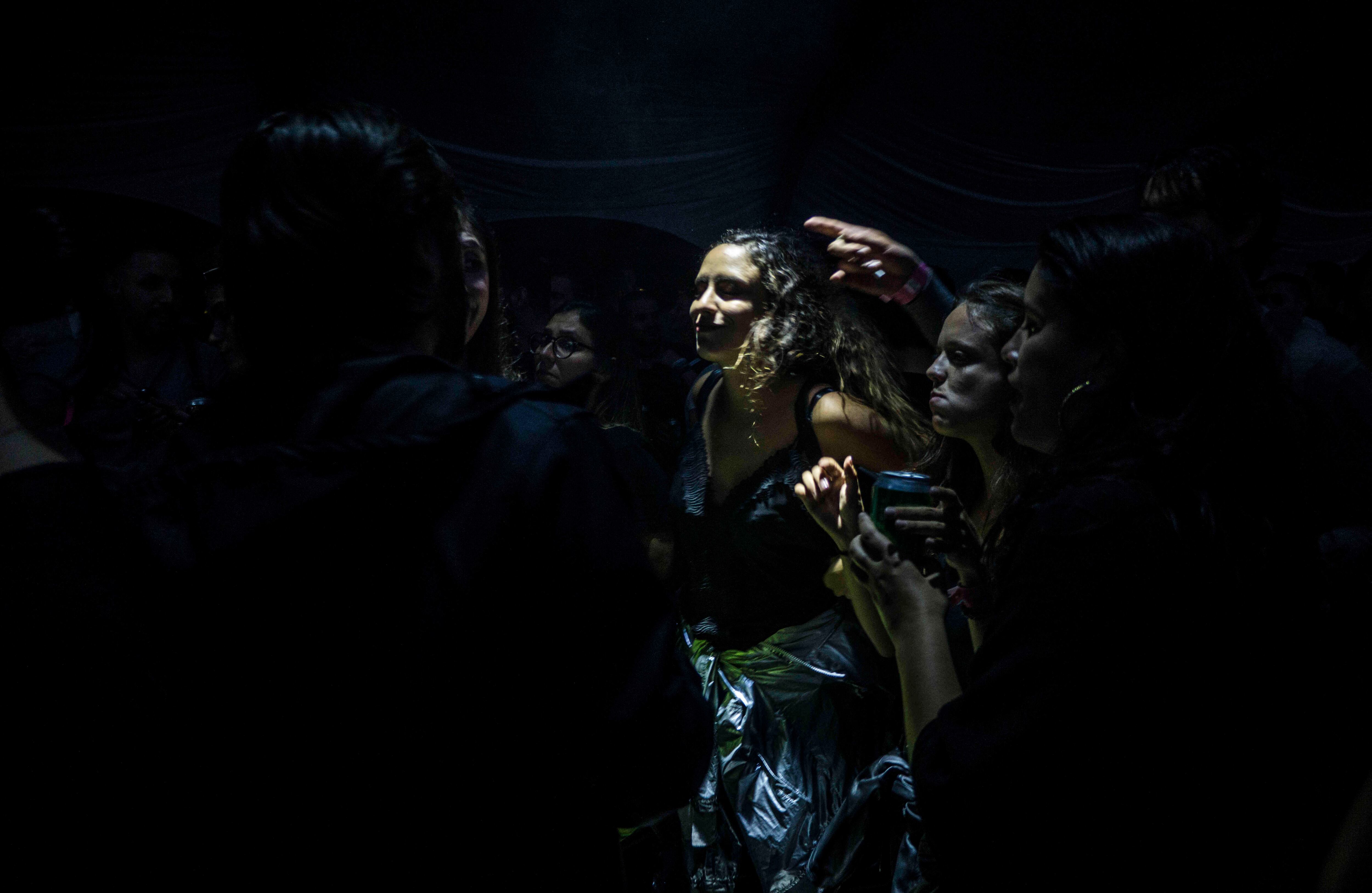 El Club Bellavista Colsubsidio fue un lugar acertado una vez se estaba llevando a cabo el evento, tarimas cercanas que no se pisaban el sonido, fácil de recorrer y contó con el milagro de que la lluvia solo se asomó unos minutos casi sobre la media noche.