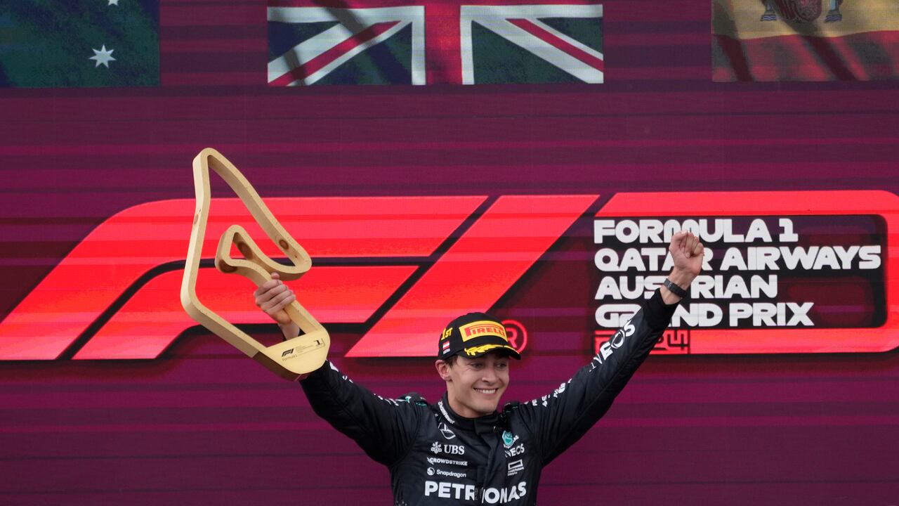 Brazos en alto para George Russell, el ganador del GP de Austria en la F1 - 2024.