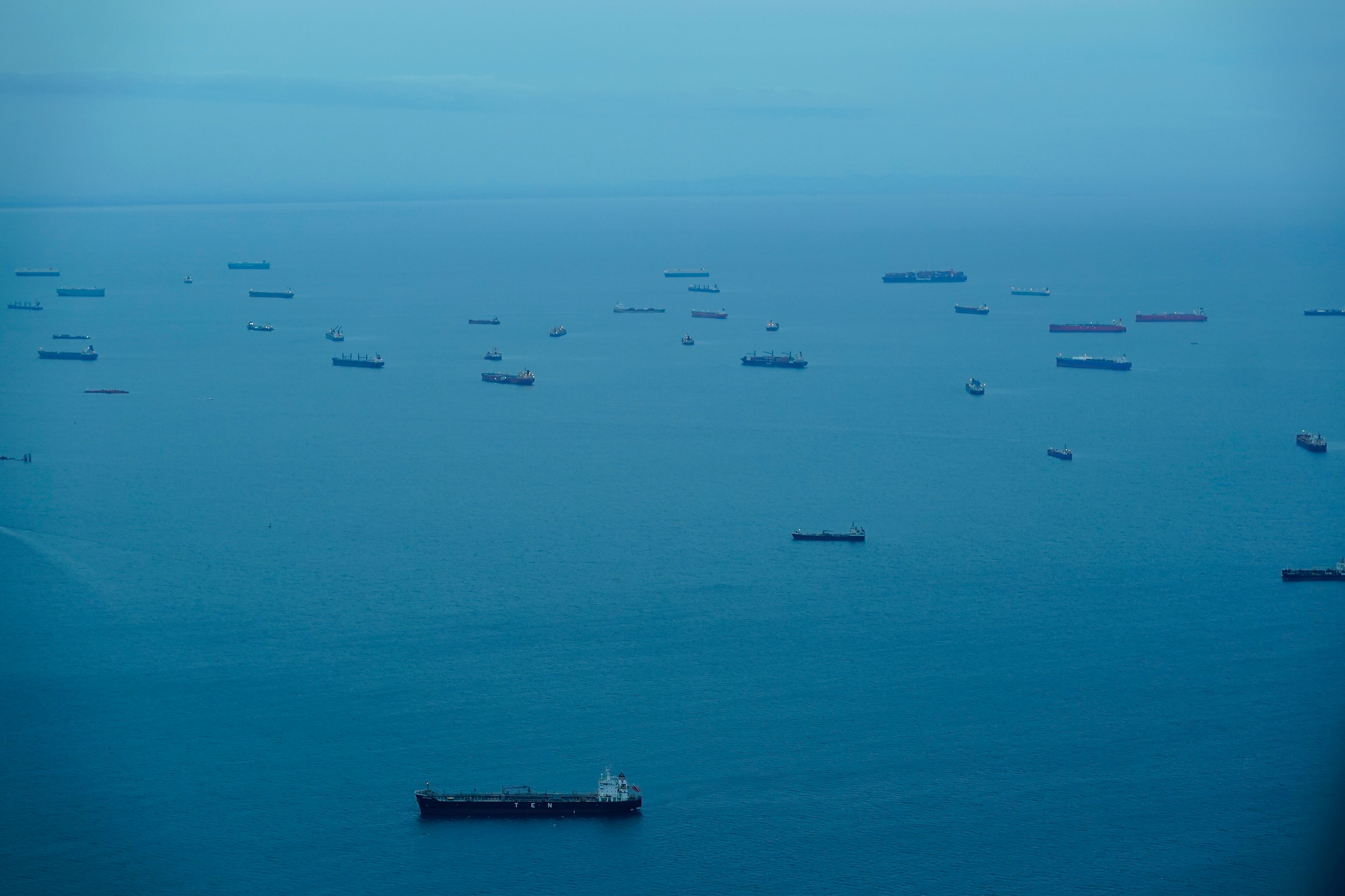 Buques de carga esperan en la Bahía de Panamá para su tránsito por el Canal de Panamá en la Ciudad de Panamá, el sábado 23 de septiembre de 2023. (Foto AP/Arnulfo Franco)