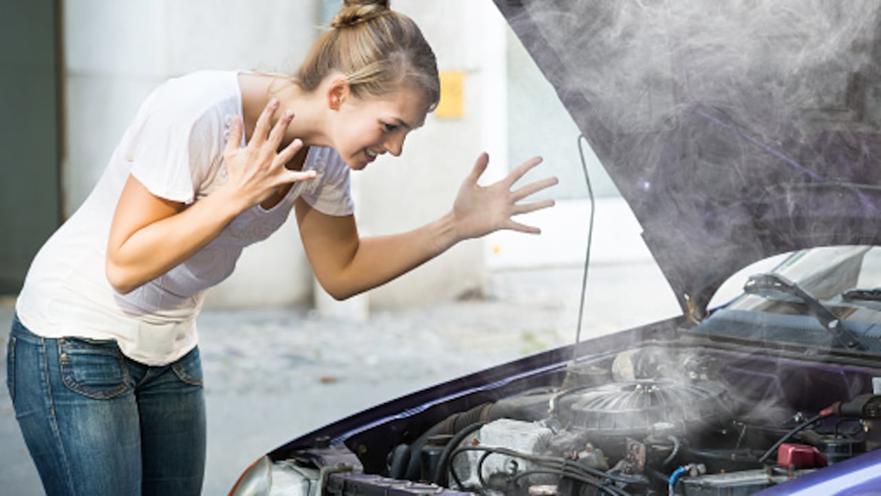 Cuando el carro está recalentado se puede percibir un olor extraño que viene del motor.