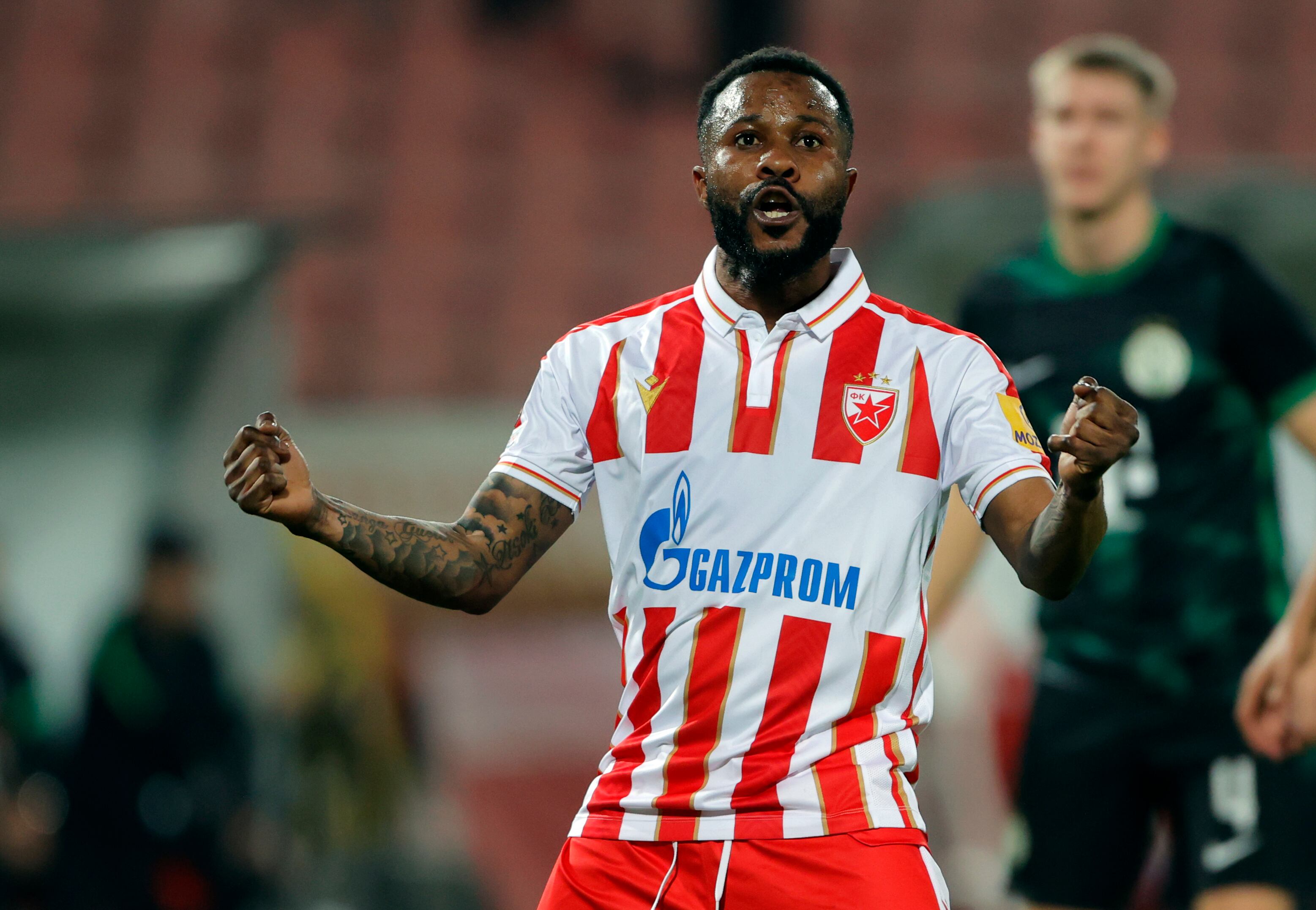 Guelor Kanga asegura que nació en 1990. Su madre falleció en 1986.